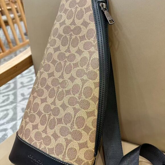 COACH Dominic Men's Chest Bag, size 18.5 x 37 x 6 cm - Picture 3 of 8